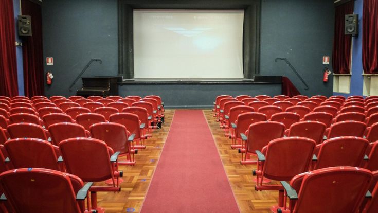 Cinema, la crisi dei multisala: troppi schermi non aiutano