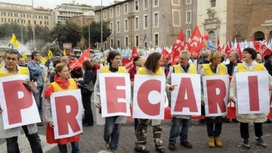 Modena, assunta e licenziata 44 volte: il giudice la mette in regola