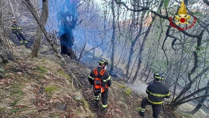 Alto Reno Terme, domato l’incendio dopo 48 ore. Bruciati oltre 50 ettari di bosco