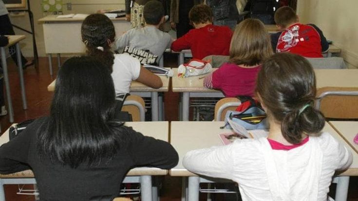 Scuola: 7 docenti su 10 usano già l’IA, ma il libro di testo è ancora intramontabile