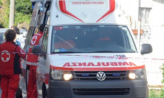 Auto finisce nella scarpata, bimba chiede aiuto e salva il padre