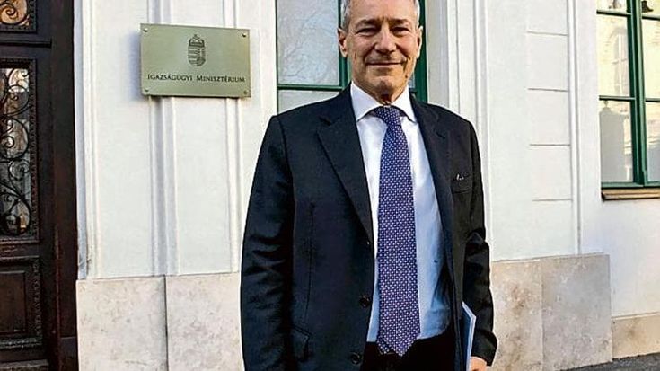 Ilaria Salis, ritardi e sottovalutazioni e nel mirino finisce l’ambasciatore a Budapest