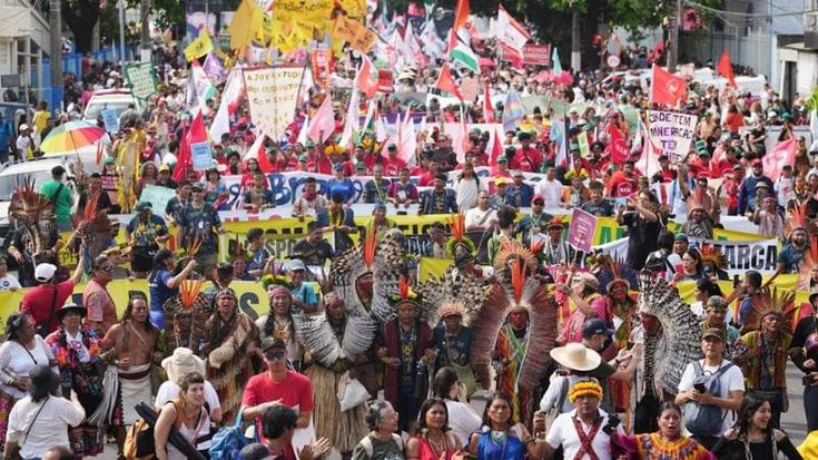 Cop 30, migliaia di persone scendono in piazza: un un corteo funebre per i combustibili fossili