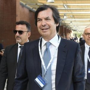 Piazza Affari brinda dopo il salvataggio delle venete. Corre Intesa