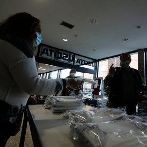Ruba 42 copie della Settimana enigmistica al supermercato: "Volevo rivenderle scontate agli anziani chiusi in casa"