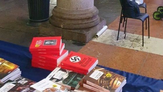 Il Mein Kampf tra svastiche e foto di Hitler in vendita su una bancarella in piazza Duomo a Milano: "Inaccettabile"
