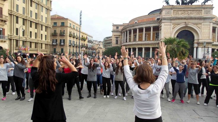 Garibaldi, flash mob degli studenti davanti al Politeama