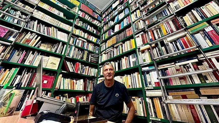 A Firenze con lo zaino pieno di libri, in cerca di buone occasion: “Così riusciamo a risparmiare”