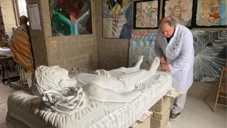 Sogna Papa Woityla e crea una scultura di Cristo da un blocco di marmo: “Ci ho lavorato 25 anni”