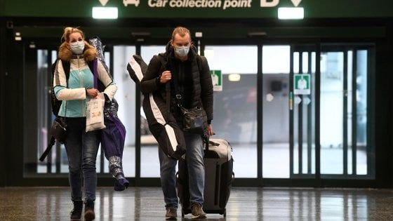 Coronavirus, il piano del ministero: aprire un solo aeroporto per regione. Chiude Linate