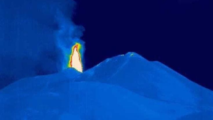 Etna: riprende l’attività stromboliana alla Voragine, emissione di cenere verso Nord-Ovest
