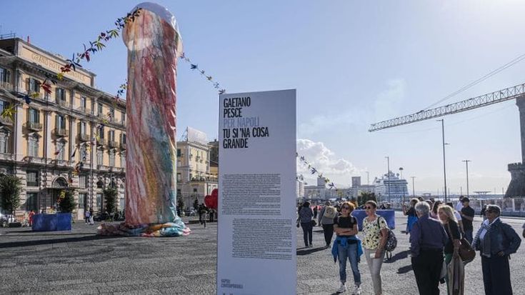 “Effetto Pulcinella”, code in piazza Municipio per un selfie con l’installazione di Pesce. Nel weekend 170mila turisti a Napoli, record di presenze