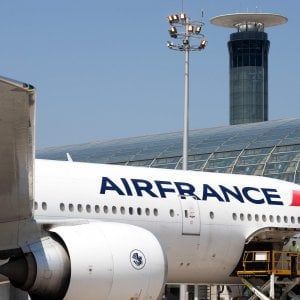 Rincari sui biglietti aerei fino a 18 euro: in Francia arriva la nuova eco-tassa