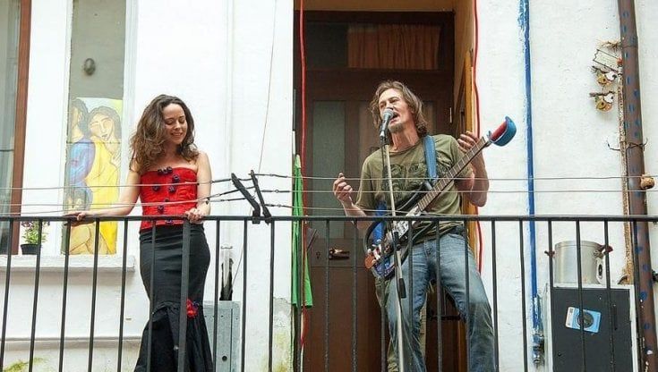 "Nessun reato per il concertino dal balconcino", al processo la procura fa retromarcia