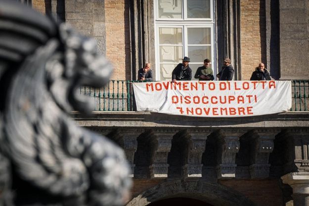 Lavoro, protesta dei disoccupati a Napoli, striscione sui balconi di Palazzo Reale