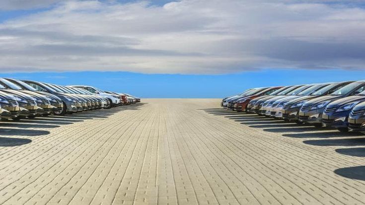Auto, occhio ai prezzi: in arrivo rincari per le termiche e sconti per le elettriche. Ecco perché