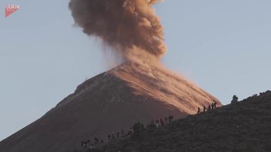 Guatemala, escursionisti assistono all'eruzione del Volcán de Fuego: lo spettacolare video dal drone