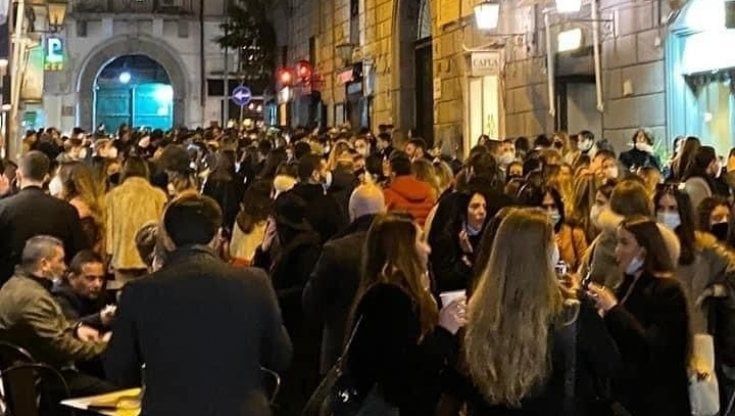 Movida, prime multe ai locali ma il centro storico resta al buio