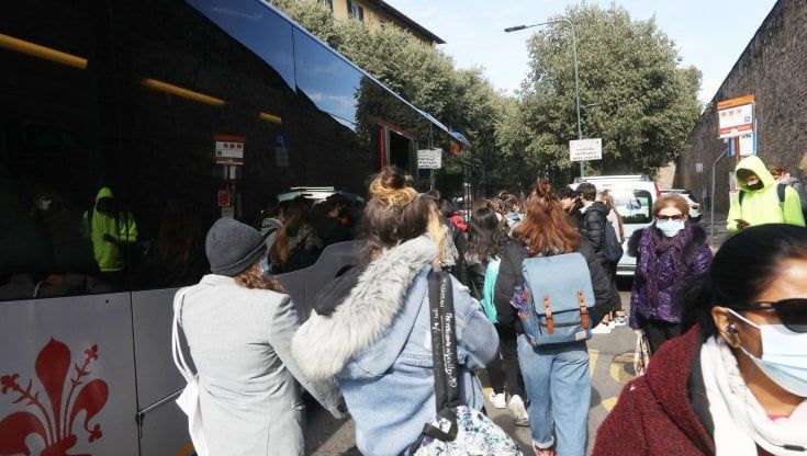 Firenze, abbonamenti bus-tram scontati per gli studenti tra i 14 e i 18 anni 
