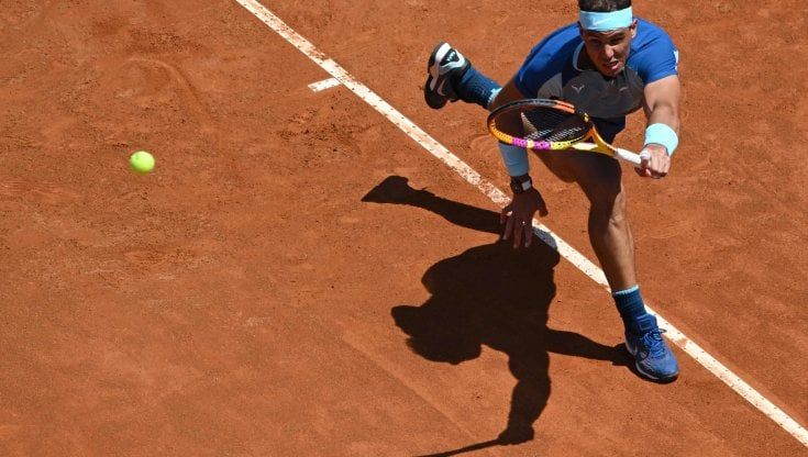 Nadal eliminato dagli Internazionali d'Italia. Shapovalov vince in tre set: "Il dolore non mi fa giocare, non so fino a quando potrò"