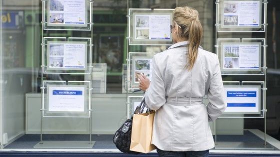 Casa, per comprare servono in media 1.885 euro al metro. Boom di Milano, cala Roma