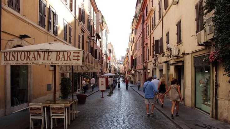 Via della Vite pedonale, il primo municipio ci prova dopo via Condotti: “Basta sosta selvaggia”