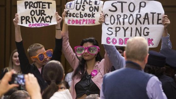 Cambridge Analytica, Altroconsumo chiede risarcimento a Facebook per gli utenti
