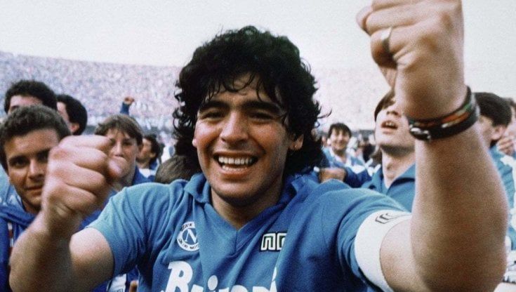 Maradona rockstar del calcio, oggi in regalo il suo poster