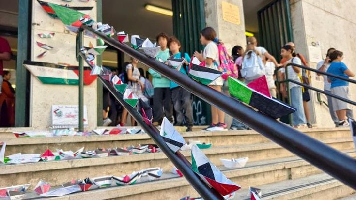 Un mare di barchette per il rientro a scuola con i colori pro Palestina
