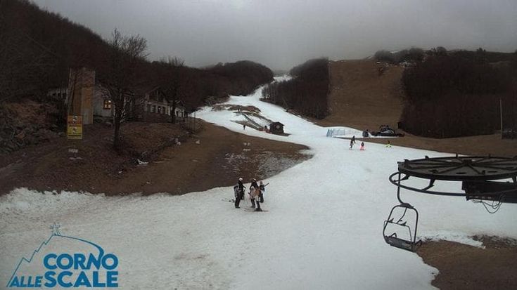 “Possiamo finanziare comprensori sciistici in Appennino senza neve?”. I meteorologi riaccendono il dibattito. Gli operatori: “Investire in quella artificiale”