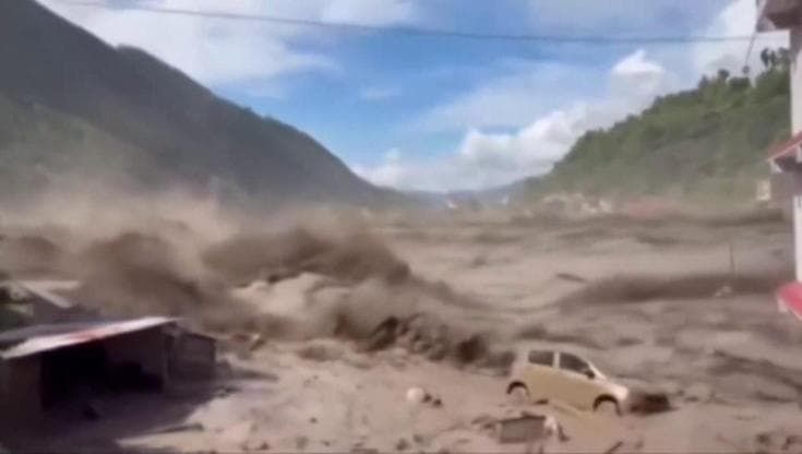 Alluvione tra Tibet e Nepal, la furia dell'acqua è incontenibile: le auto vengono trascinate via
