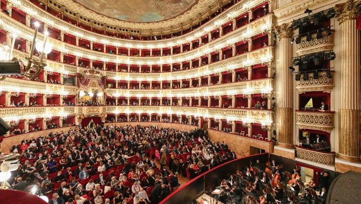 Napoli, la prima al San Carlo: la Bohème emoziona, teatro pieno dopo 20 mesi