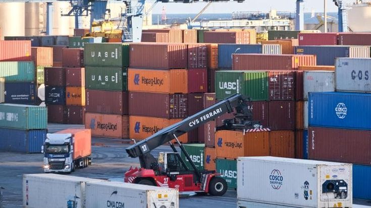Confindustria, i dazi e l’export zavorrano l’industria italiana: “Il dollaro è troppo debole”