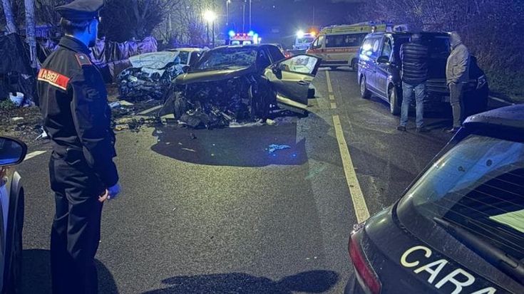 Tragedia a Ardea, scontro frontale dopo un sorpasso: tre morti e un ferito grave