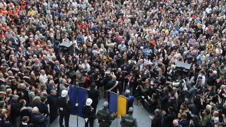 “Insieme contro l’odio”. Cinquemila in piazza a Modena dopo la grande paura