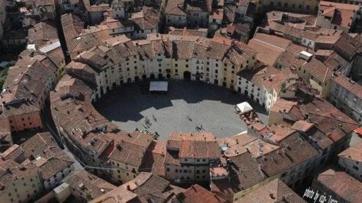 Lucca, gruppo di estrema destra alla processione religiosa, è polemica