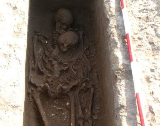 Salento, un abbraccio lungo 2.500 anni: bambino e genitore insieme nella tomba messapica