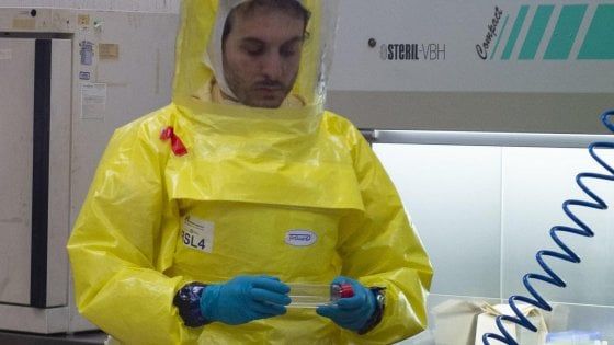 Coronavirus: test a tappeto e trasmissioni in ospedale. Perché siamo i più colpiti in Occidente