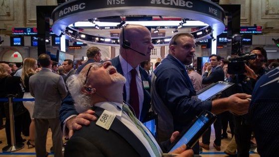 Usa, l'accusa di Trump dopo il crollo di Wall Street: "La Federal Reserve è impazzita"