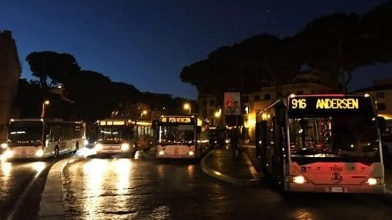 Roma, studenti francesi di colore insultati sul bus: "Scimmie, tornate al vostro paese". Autista chiama polizia