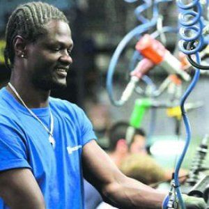 L'Europa che invecchia salvata dai migranti: "Senza nuovi lavoratori l'industria è a rischio"
