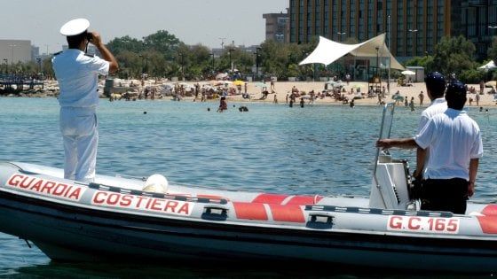 La Guardia costiera presenta Mare sicuro: "Così vigileremo sull'estate delle vacanze in Puglia"  