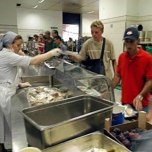 Ue, cala la povertà, ma resta alta la disoccupazione 