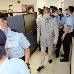 Hong Kong, la solidarietà all'editore in manette passa dalla Borsa. Boom del titolo