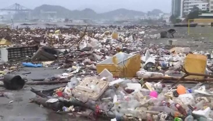 Colombia: la spiaggia invasa da tonnellate di rifiuti dopo la tempesta