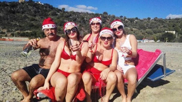 Natale in spiaggia nel Cilento, applausi e foto dei turisti 