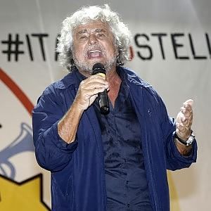 Grillo all'attacco: "Renzi come Lubitz farà schiantare l'Italia". Il premier: "Non replico per la decenza che lui non ha"