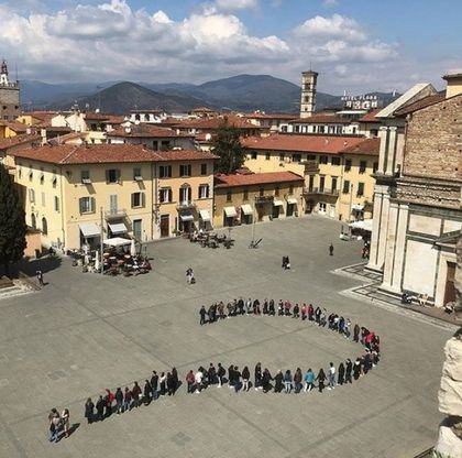 Prato, arte contemporanea in piazza: il grande punto interrogativo è "vivo"