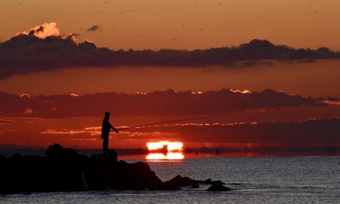 Pescatori, nuvole e gabbiani: l'alba su Ostia è magica