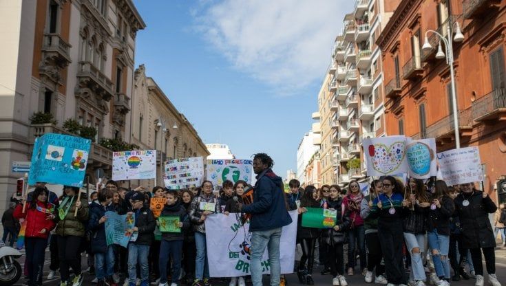 A Bari la marcia dei bruchi guidata da John Mpaliza, l'ingegnere africano che ha lasciato il suo lavoro per manifestare per la pace